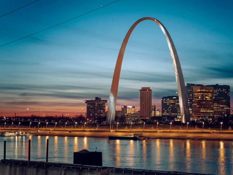 The st louis arch is lit up at night